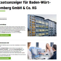 Webseite mit Überschrift „Staatsanzeiger für Baden-Württemberg GmbH & Co. KG“, Textblöcken und zwei Bildern von Gebäude und Bürogespräch.